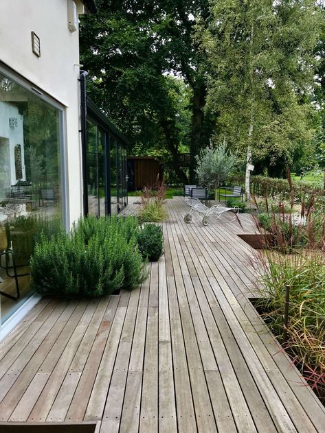 Lakeside a Nordic style garden - Hendy Curzon Gardens Nordic Garden, Lakeside Garden, Moderne Have, Scandinavian Garden, Wooden Deck, Aesthetic Garden, Garden Aesthetic, Backyard Inspiration, Have Inspiration