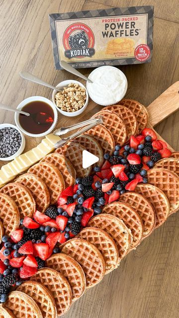 Samantha Bauchmann | BUILD YOUR OWN WAFFLE BAR with @kodiakcakes // making these last few weeks of summer so memorable with a breakfast so waffley sweet 🧇❤️🙌🏼... | Instagram Waffle Brunch Party, Waffle Board Ideas, Waffle Charcuterie Board Ideas, Waffle Bar Ideas, Samantha Bauchmann, Waffle Stack, Waffle Brunch, Waffle Board, Hashbrown Waffles