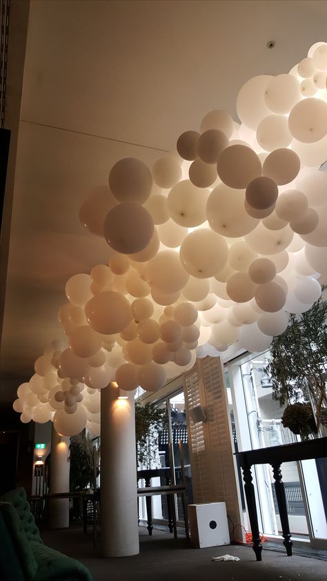 White balloon cloud illuminated from within. www.balloons.com.au White Balloons Ceiling, White Balloon Ceiling Decor, White Balloon Ceiling, White Balloon Clouds, Classy Party Aesthetic Decor, White Balloons Aesthetic, Cloud 9 Prom, All White Party Decorations, Cloud 9 Aesthetic