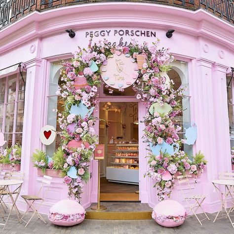 London Belgravia, London Village, Boutique Patisserie, Outdoor Restaurants, Peggy Porschen Cakes, Belgravia London, Peggy Porschen, Store Design Boutique, Elizabeth Street