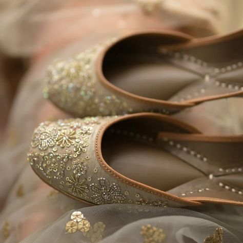 Punjabi Jutti Wedding, Jutti Flats, Cotton Dress Indian, Indian Shoes, Punjabi Jutti, Stylish Footwear, Bridal Shoes Flats, Taupe Grey, Elegant Updo