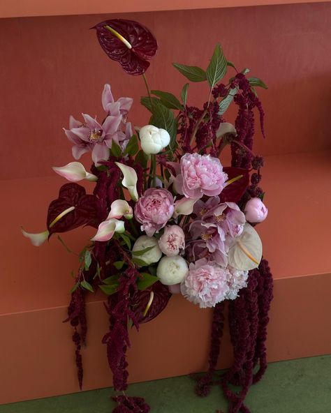 Pink and red - a superior color combo ❤️🌸 Pink And Burgundy Flowers, Red Flower Decor, Pink And Burgundy Flower Arrangements, Maroon And Pink Flowers, Red Pink Flower Arrangements, Pink And Red Flower Arrangements, Modern Flower Bouquet, Red And Pink Wedding Flowers, Pink Flower Arrangement