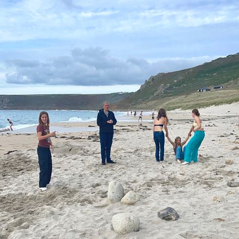 beach evening friends aesthetic rounders cornwall england cargos outfit pintrestinspo pintrestfashion linen trousers sunset Cargos Outfit, Beach Evening, Cargo Outfit, Cornwall England, Friends Aesthetic, Linen Trousers, Cornwall, England, Trousers