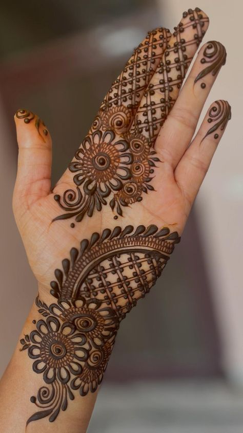 Mehendi Stencil, Creative Mehndi Designs, Dnd Character Art, Hair Henna, Front Mehndi Design, Palm Mehndi Design, Henna Powder, Simple Mehendi Designs, Henna Tattoo Designs Hand