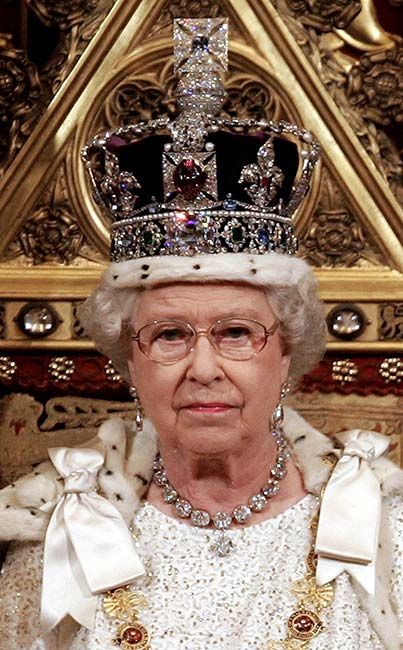 The time a guard failed to recognise the Queen: funny anecdotes from the royal family - Photo 9 Queen Elizabeth Ii Crown, Ducesa Kate, Ratu Elizabeth, The Queen Of England, Imperial State Crown, British Crown Jewels, Royal Crown Jewels, Rainha Elizabeth Ii, Royal Crowns