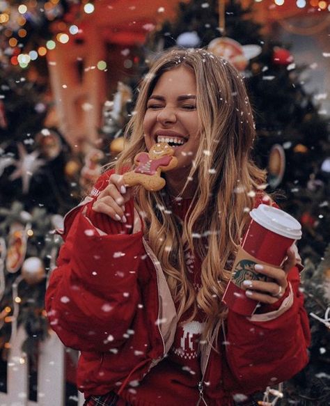 Christmas Fashion Photography, Christmas Instagram Pictures, New Year Photoshoot, Christmas Poses, Xmas Photos, Holiday Photoshoot, Wallpaper Cantik, Christmas Portraits, Christmas Shoot