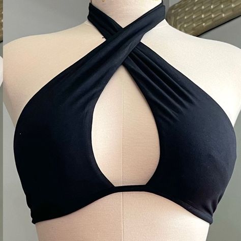 Crop Top Inspiration, Very Cropped Top, Different Types Of Crop Tops, Crop Tops Outfits, Crop Tops Aesthetic, High Crop Top, Black Tops For Women, Halter Top Pattern, Tight Crop Top