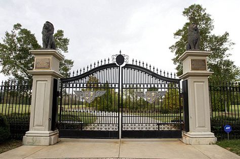 House Gate Entrance, Mansion Gates Entrance, House Entrance Gate, Mansion Gate, Gate Entrance, Estate Gates, Fence Gate Design, Modern Gate, Front Gate Design