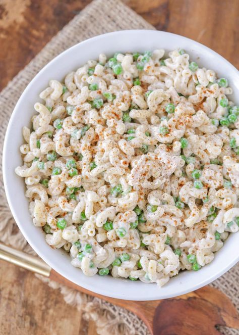 A simple, creamy Chicken Macaroni Salad is loaded with pasta, peas and chicken. It's perfect for parties, family dinners, and potlucks! Chicken Peas Pasta, Chicken Macaroni Salad Recipe, Cold Chicken Pasta Salad, Pasta Peas, Chicken Macaroni Salad, Pulled Chicken Recipes, Chicken Pasta Salad Recipes, Chicken Macaroni, Slow Cooker Shredded Chicken