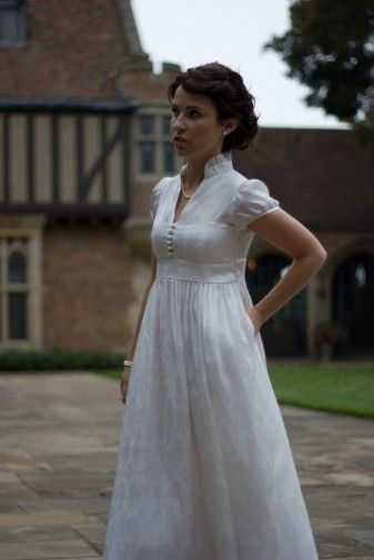 How very Jane Austen, and I love it...shortened and it would be such a cute summer dress Regency Dresses, Regency Gown, Regency Era Fashion, White Ball Gowns, Period Dress, Regency Dress, Regency Fashion, Historical Dress, Regency Period