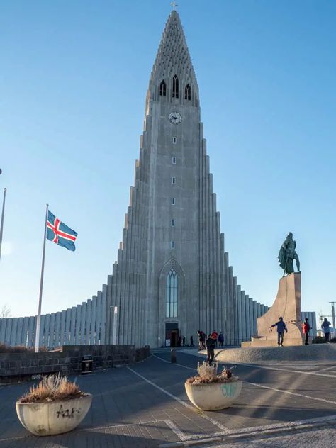 Hallgrimskirkja Church, Iceland Resorts, Art Viking, Iceland Vacation, Hot Dog Stand, Cool Things To Do, Iceland Reykjavik, Reykjavik Iceland, Viking History