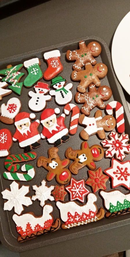 Cute Christmas Baked Goods, Christmas Cookie Making Party, Christmas Cookies Aesthetic, Baking Christmas Cookies, Gingerbread Ideas, Cute Christmas Cookies, Christmas Biscuits, Best Christmas Cookies, Cosy Christmas