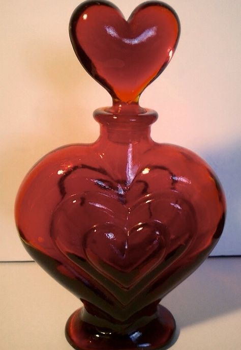 Pretty Perfume Bottles, Perfume Bottle Design, Top Perfumes, Perfume Bottle Art, Triple Heart, Beautiful Perfume Bottle, Beautiful Perfume, Cranberry Glass, Heart Top