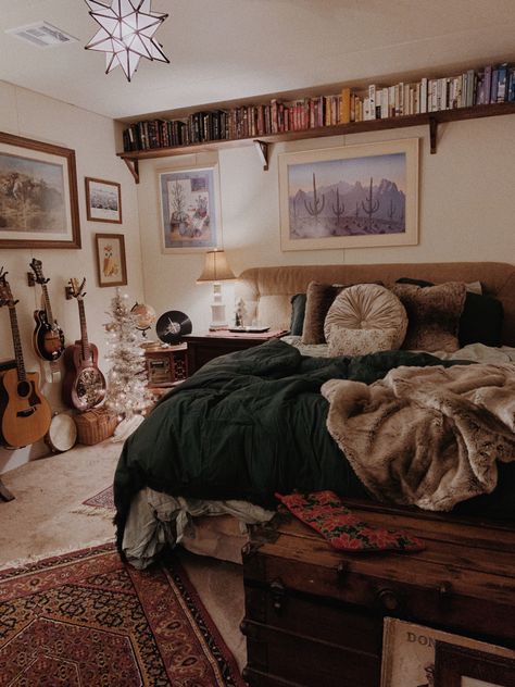 Book Themed Living Room, Dark Western Room Aesthetic, Western Aesthetic Room Ideas, Rustic Country Apartment Decor, Cozy Bedroom Western, Dark Western Aesthetic Bedroom, Boho Edgy Bedroom, Witchy Western Aesthetic Home, Montana Bedroom Ideas