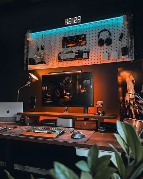 Nature-Inspired Desk Setup Bringing a touch of nature into the workspace 🌿🌼. This desk setup is both refreshing and productive. Kudos to @heykumaarar for the earthy vibes! #NatureInspired #GreenWorkspace #EcoFriendly #DeskDecor #Productivity Bedroom Desk Setup, Set Up Pc, Work Wallpaper, Cozy Setup, Trading Room, Earthy Vibes, Gaming Desk Setup, Mac Setup, Modern Home Offices