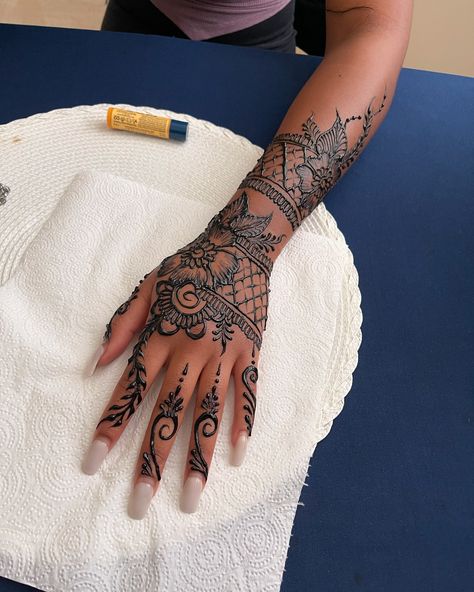 Full Sleeve Henna, Henna Patterns Hand, Floral Henna Designs, Cute Henna Tattoos, Henna Style Tattoos, Henna Nails, Cute Henna, Black Henna, Henna Inspired Tattoos