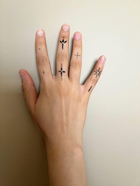 Minimalistic henna #aesthetic #fashion #hennaart #hennadesigns #hennainspire #hennalove #hennainspiration Minimalistic Henna, Henna Aesthetic, Finger Henna, Henna Art, Henna Tattoo, Henna Designs, Aesthetic Fashion, Henna, Tattoos