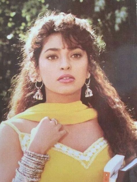 Old is gold #JuhiChawla Juhi Chawla 90s, 90s Bollywood Actress, 90s Bollywood Fashion, Bollywood Retro, Juhi Chawla, 90s Bollywood, Vintage Bollywood, Female Actresses, Curvy Girl Fashion