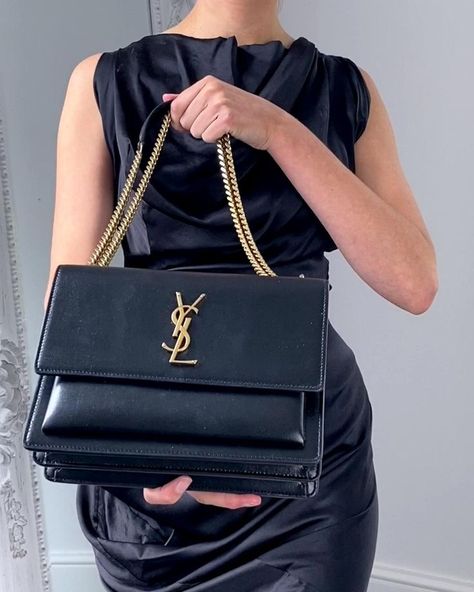 Are you looking for the perfect designer evening bags? In this blog we run through the best brands and styles to help you find the perfect evening bag. Ysl Sunset Bag, Tas Lv, Trendy Purses, Bags Diy, Bags Handmade, Stylish Handbags, Luxury Purses, Fancy Bags, Cute Bags