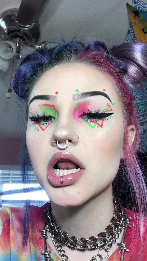 Trippy Eye Makeup, Artsy Makeup Looks Aesthetic, Trippy Makeup Looks, Edm Festival Makeup, Easy Colorful Makeup, Face Paint Makeup Looks, Funky Makeup Creative, Cool Makeup Looks Creative, Colorful Makeup Ideas