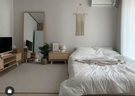 Japan Bedroom Design Small Spaces, Bedroom Layout Big Room, Minimal Bed Ideas, Tiny Room King Size Bed, Minimalist Bedroom With Tv, Japandi Minimalist Bedroom, Room Ideas With Carpet Flooring, Small Minimalist Bedroom Aesthetic, Minimal Small Bedroom