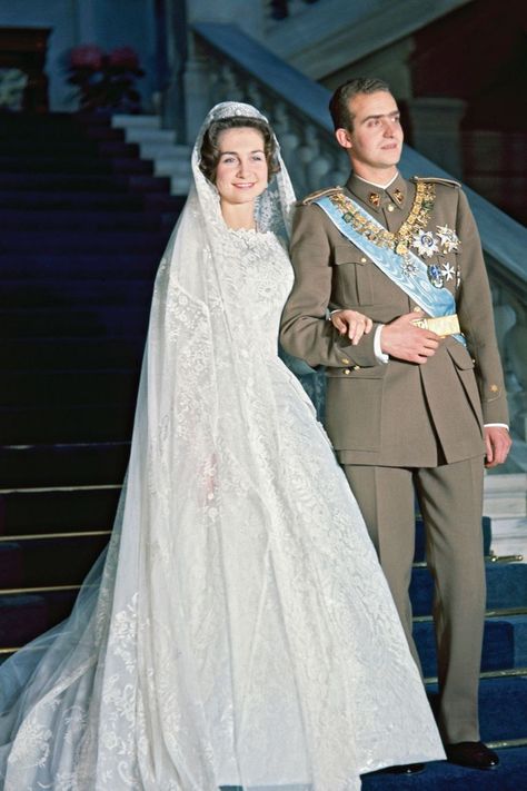 Spanish Monarchy, Queen Sofia Of Spain, Famous Weddings, Sofia Of Spain, Queen Sofía Of Spain, Greek Royalty, Business Portrait Photography, Royal Brides, Spanish Royal Family