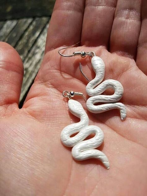 Polymer Snake, Polymer Clay Snake, Clay Snake, Cercei Din Lut Polimeric, Traditional Tattoo Designs, White Polymer Clay, Weird Jewelry, Grunge Jewelry, Quirky Earrings