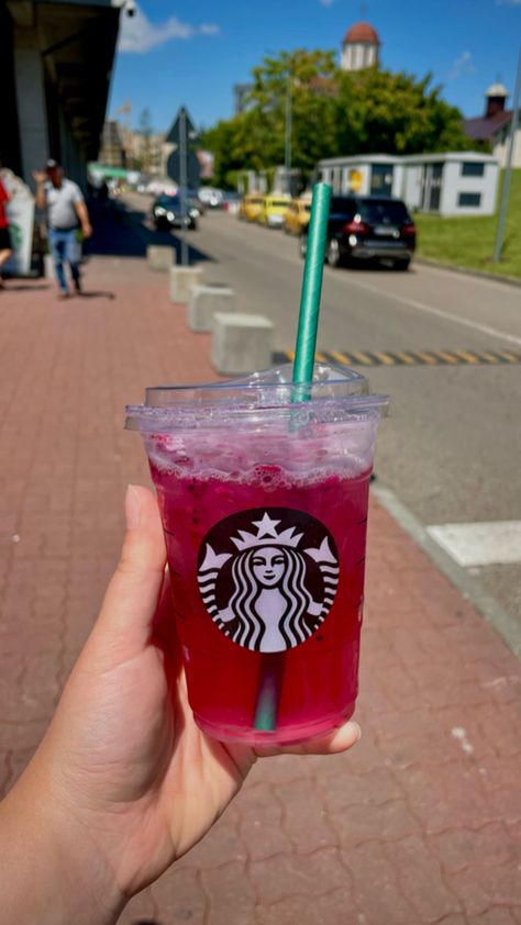 Dragonfruit Refresher, Starbucks Refreshers, Starbucks Drinks, Starbucks Coffee, Non Alcoholic Drinks, Dragon Fruit, Raw Vegan, Summer Drinks, Lemon Juice