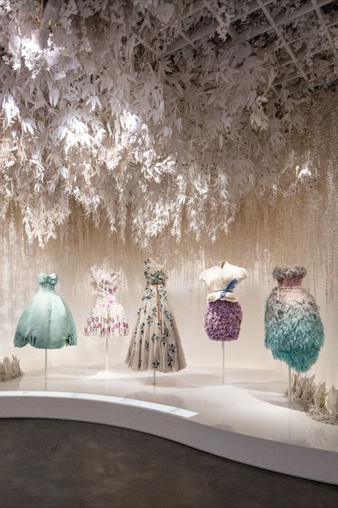 Dior Designer Of Dreams, Urban Spaces Design, Ball Gowns Fantasy, Christian Dior Designer, Fashion Showroom, Chengdu China, Retail Store Interior Design, Museum Fashion, 90s Runway Fashion