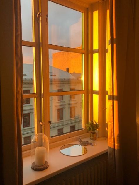 Golden Hour Photos, Gold Aesthetic, Yellow Aesthetic, Aesthetic Vintage, Decoration Design, Aesthetic Photo, Golden Hour, Aesthetic Pictures, Home Design