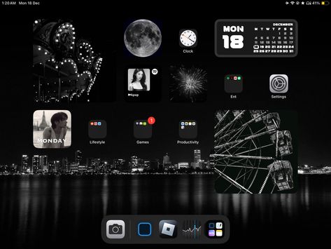 Ios 14 ipad homescreen ideas b&w Aesthetic Black and white homescreen ipad Dark Ipad Theme, Black Ipad Homescreen, Black Ipad Layout, Black Aesthetic Ipad Wallpaper, Ipad Aesthetic Black, Ipad Homescreen Ideas Dark, Ipad Set Up Ideas Homescreen, Ipad Organization Homescreen, Black And White Homescreen