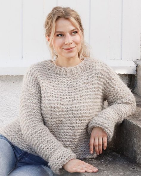 Même les débutants peuvent se lancer à tricoter un pull ! Cardigan Sweater Pattern, Simple Top, Top Sweater, Sweater Knitting Patterns, Garter Stitch, Free Knitting Pattern, Knit Pattern, Sweater Women, Drops Design