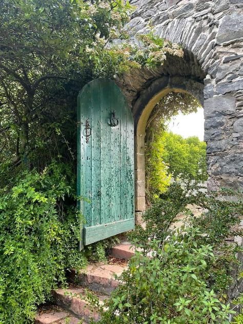 Secret Garden Door, Fotografi Vintage, Our Path, Photo S, Garden Doors, Beautiful Doors, Garden Structures, Garden Cottage, Garden Gates