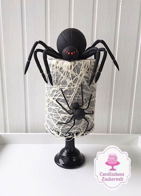 Halloween Cake Design, Scary Halloween Cakes, Spooky Halloween Cakes, Pasteles Halloween, Scary Cakes, Spider Cake, Party Essen, Halloween Birthday Cakes, Halloween Cake Decorating