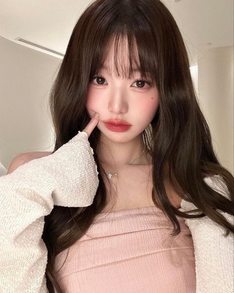 IVE , kpop idol , korean makeup , inspiration , ulzzang , goals , pretty , coquette aesthetic , pose ideas , hair , douyin inspo Makeup Ala Korea, Medium Length Hair Cuts, Korean Makeup, Kpop Girl Groups, Kitsch, Korean Girl, K Pop, Miu Miu, بلاك بينك