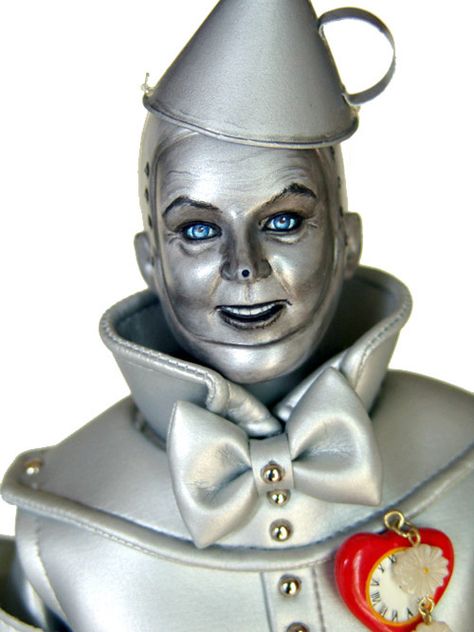 The Tin Man from Wizard of Oz Tonner Doll Collection by Laurie Leigh www.laurieleighart.com Tin Man Face Paint, Tin Man Makeup, The Wizard Of Oz Halloween, Tin Man Wizard Of Oz, Wizard Of Oz Costumes Diy, Robot Makeup, The Wizard Of Oz Costumes, Diy Costumes Men, Scarecrow Halloween Makeup