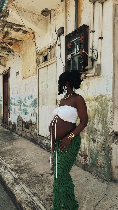 Miracle Watts Pregnant, Pregnant Women With Locs, Earthy Pregnancy Outfits, Pregnant Streetwear, Flying Pregnant, Hippie Pregnancy, Miracle Watts, Mommy Things, Boho Fits