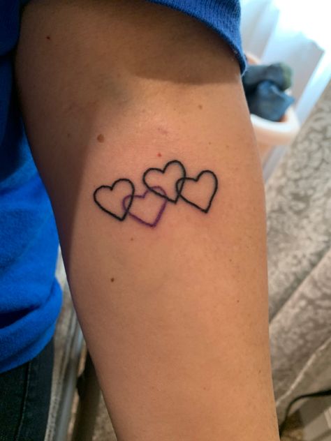 Connected Heart Tattoo, Six Hearts Tattoo, Horizontal Hearts Tattoo, Tattoos Representing Siblings, 4 Interlocking Hearts Tattoo, Multiple Hearts Tattoo, 5 Of Hearts Tattoo, 5 Hearts Tattoo Family, Overlapping Heart Tattoo