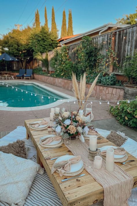 Pool Side Picnic Ideas, Pool Party Picnic, Pool Side Birthday Party Ideas, Picnic Pool Party Ideas, Poolside Birthday Party Ideas, Pool Party Set Up Ideas, Pool Party Set Up, Outside Bridal Shower Ideas Backyards, Backyard Activities For Adults