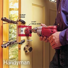 Drilling the cylinder hole in a door when installing a deadbolt lock. Garage Door Lock, Recycled Door, Home Security Tips, Deadbolt Lock, Carpentry Projects, Door Repair, Diy Home Repair, Hole Saw, Home Repairs