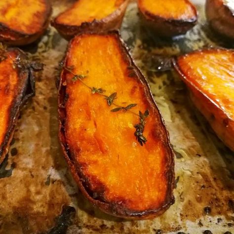 Potato Recipes Roasted, Sweet Potato Oven, Sweet Potato Recipes Roasted, Oven Roasted Sweet Potatoes, Sweet Potatoes Recipe, Potatoes In Oven, Roasted Cabbage, Best Oven, Cooking Sweet Potatoes