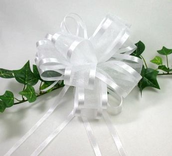 How to Tie a Floral Bow, this one has pretty good step by step directions. Christmas Bows Diy, Diy Bows, Bow Tutorial, Gift Bows, Wreath Bow, Ribbon Crafts, Crafty Craft, Diy Christmas Tree, Christmas Bows