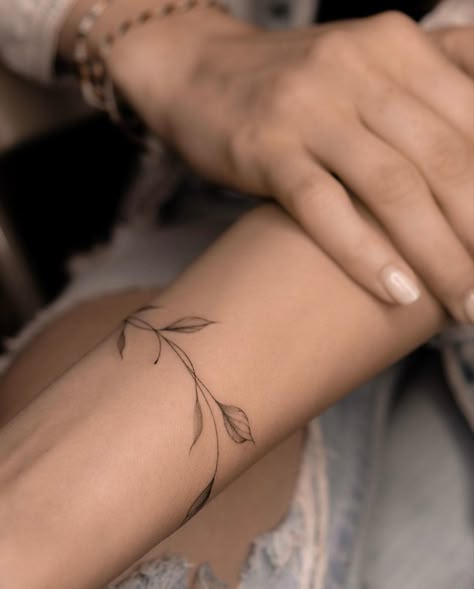 Bracelet Fine Line Tattoo, Dainty Tattoos Leg, Tattoo Leaf Bracelet, Unique Delicate Tattoos, Olive Branch Bracelet Tattoo, Leaf Armband Tattoo, Leaf Tattoo Wrist, Arm Band Tattoo Women, Leaf Bracelet Tattoo