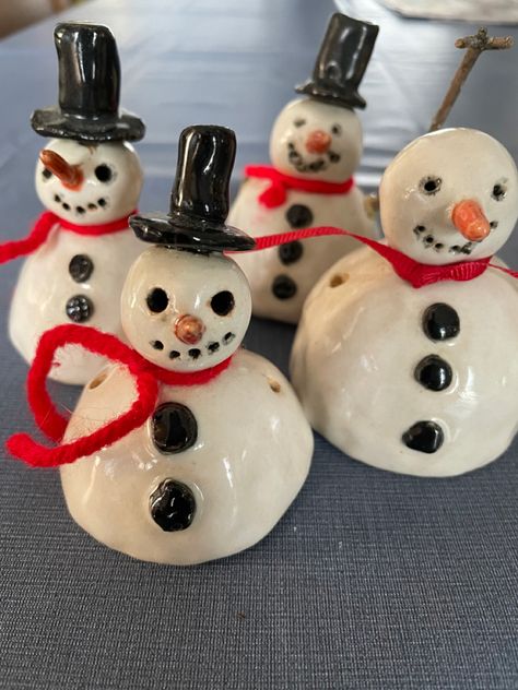 Pinch Pot Snowman, Pinch Pot Christmas Ideas, Christmas Pinch Pots, Winter Ceramics, Art Room Inspiration, Clay Pinch Pots, Pottery Pinch Pot, Snowman Ideas, Ceramic Pinch Pots