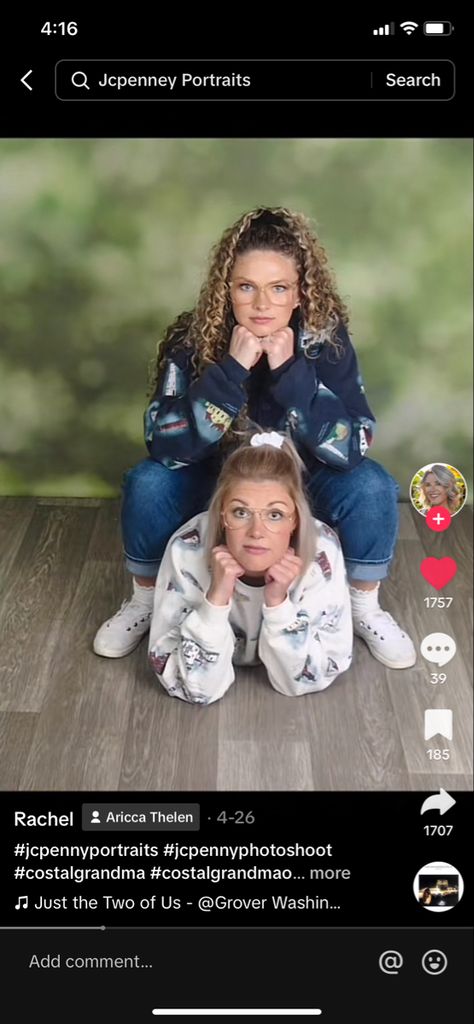 Awkward Photos Siblings, Funny Siblings Picture, Funny Bff Photoshoot, Awkward Brother Sister Photos, Funny Jcpenny Photos Siblings, 90s Best Friend Photoshoot, Sibling Awkward Photoshoot, Awkward Sibling Photos Christmas, Jcpenney Portraits Funny Christmas