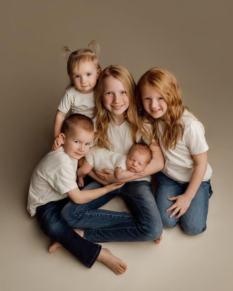 Grandkids Photo Shoot Cousin Pictures, Sibling Poses Photography, Cousin Photoshoot Ideas, Cousin Photo Shoots, Sibling Portraits, Cousin Pictures, 4 Siblings, Sibling Photography Poses, Cousin Photo