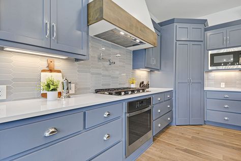 Miami Vena is a simple yet beautiful countertop option to brighten up your kitchen. The stainless steel hardwarw alongside the grey tile backsplash really makes the quartz stand out. They chose to go with an eased edge making the kitchen look super clean. Miami Vena Quartz Countertops, Miami Vena Quartz Kitchen, Miami Vena Quartz, Gray Tile Backsplash, Countertop Options, Quartz Kitchen, Grey Tiles, Counter Top, The Grey