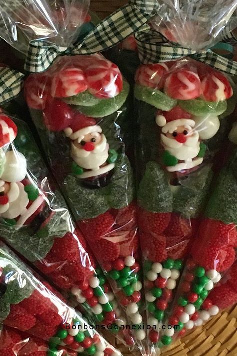 Sweet Bag Ideas, Christmas Candy Wrapping Ideas, Sweet Cones Christmas, Christmas Treats Bags, Candy Cones Party Favors, Christmas Candy Bags Ideas, Christmas Favors Ideas, Christmas Candy Favors, Christmas Sweet Cones