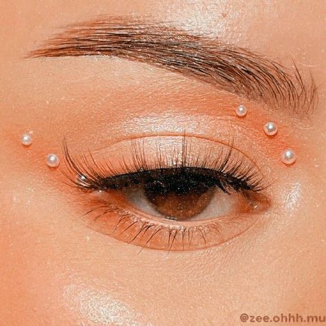 Simple Make Up With Rhinestones, Simple Makeup Looks With Pearls, Simple Makeup Looks Glitter, Pearl Rhinestone Makeup, Gem Makeup Looks Simple, Simple Pearl Makeup Looks, Pearls Eye Makeup, Pearl Face Makeup, Eye Makeup Pearls