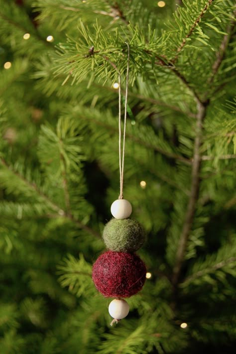 Felt Ball Crafts, Scandinavian Christmas Ornaments, Tovad Ull, Diy Felt Christmas Ornaments, Felted Christmas, Modern Holiday Decor, Needle Felting Ideas, Needle Felted Christmas, Wool Felt Projects